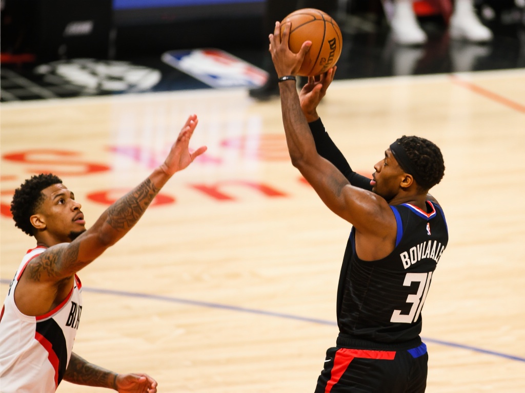 里夫斯开场两记三分强势开局，波杰连飙三记三分强势反击