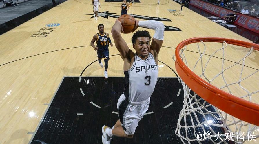 帕克与保罗在场边观战,保罗与文班亚马热情相拥 帕克与保罗在场边观战,保罗与文班亚马热情相拥